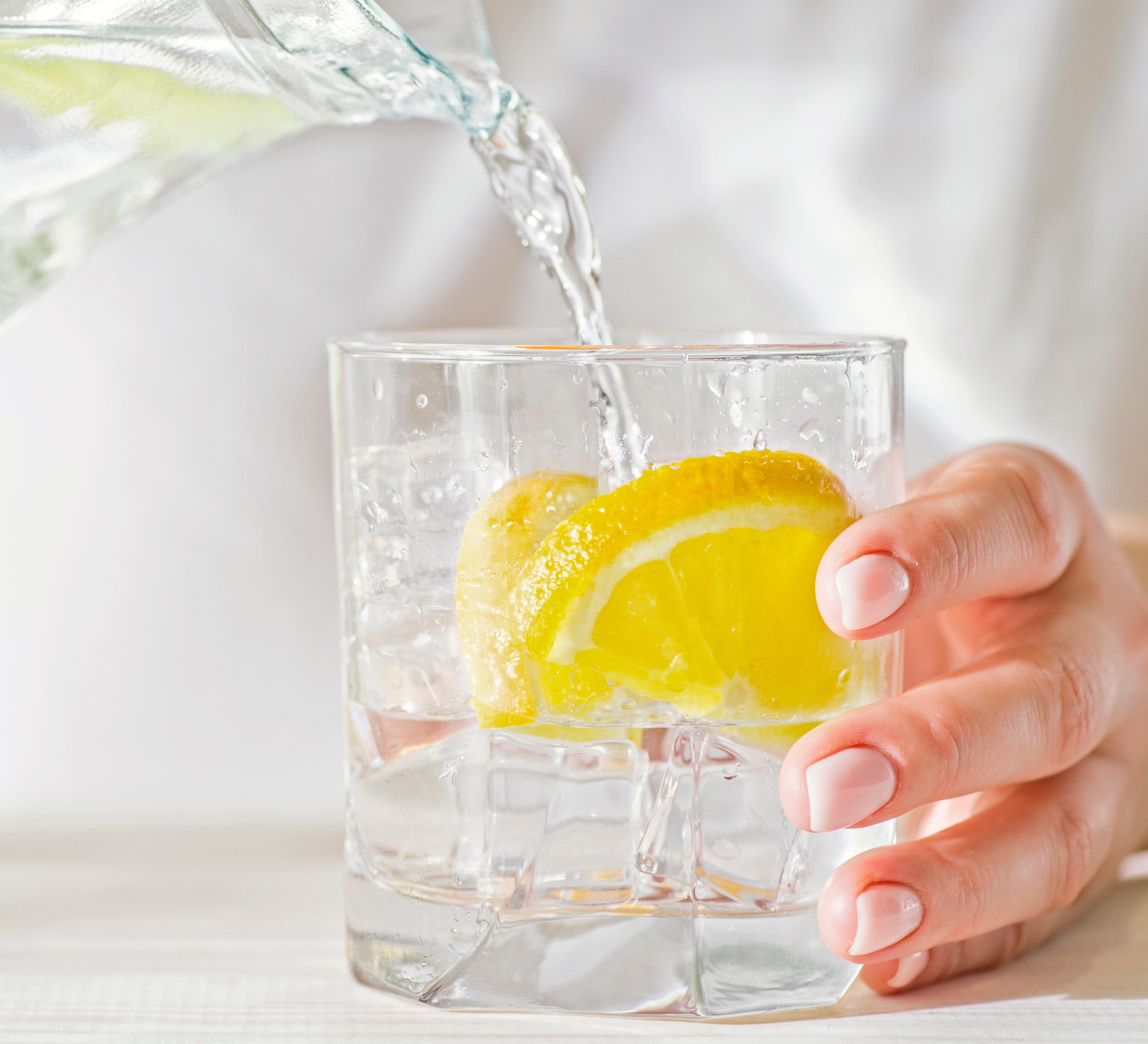 4 Manfaat Minum Air Lemon di Pagi Hari, Auto Bikin Kurus!  