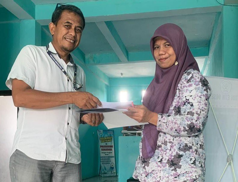 Penyerahan secara simbolis "Penghargaan" bagi Dosen dan Tendik Teladan