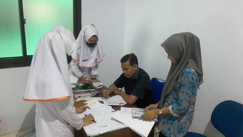 Bimbingan kepada Mahasiswa Tingkat I Prodi Keperawatan Politeknik Kaltara 