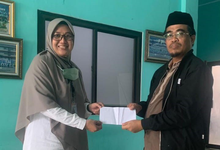 Penyerahan secara simbolis "Penghargaan" bagi Dosen dan Tendik Teladan Bulan Juli