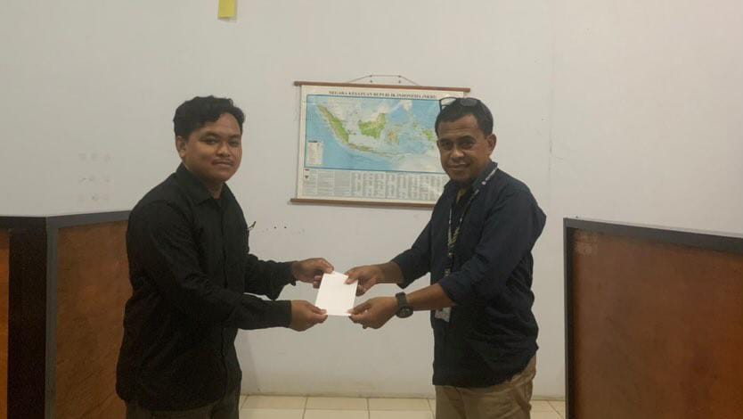 Penyerahan secara simbolis "Penghargaan" bagi Dosen dan Tendik Teladan Periode Agustus 202