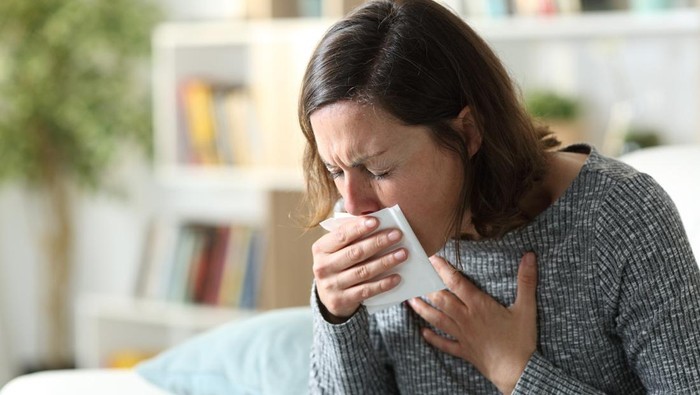 10 Cara Menghilangkan Batuk Berdahak Secara Alami, Mandi Uap-Minum Teh Jahe  