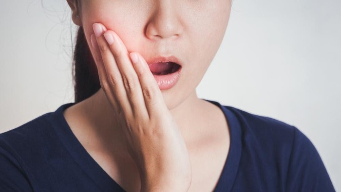 Kenapa Makanan Manis Bikin Gigi Bolong? Begini Penjelasan Dokter